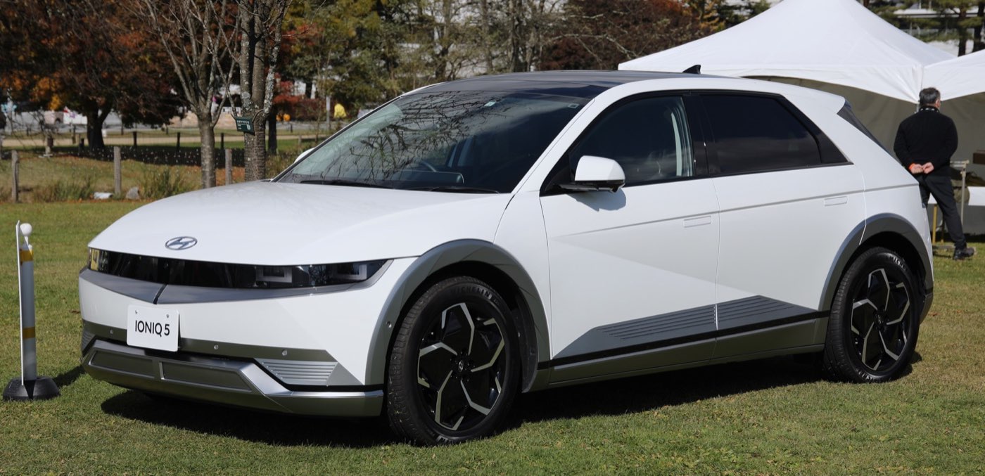 Hyundai Ioniq 5 eléctrico aparcado junto a una zona arbolada